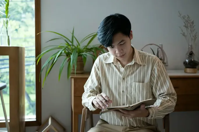 AI writer creating a novel.